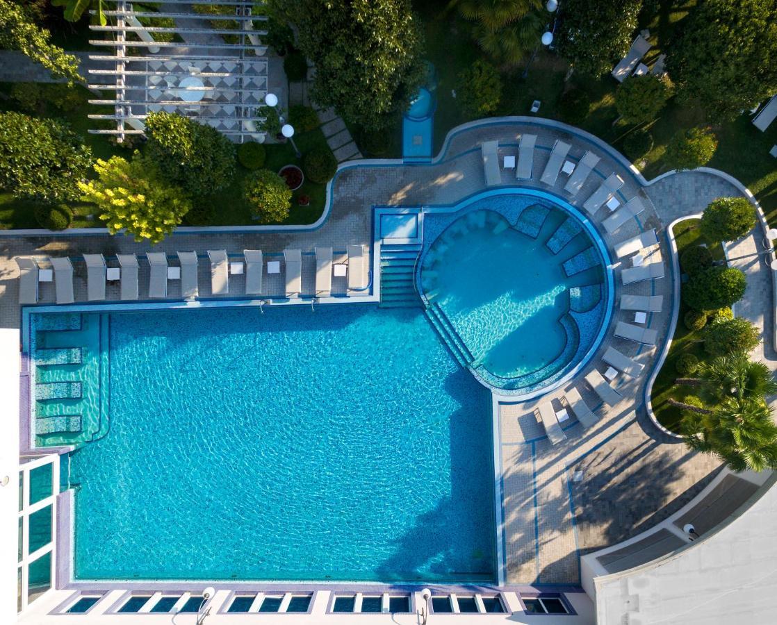 แกรนด์ โฮเทล ตริเอสเต แอนด์ วิกตอเรีย Hotel อาบาโนแตร์เม ภายนอก รูปภาพ Aerial view of the pool
