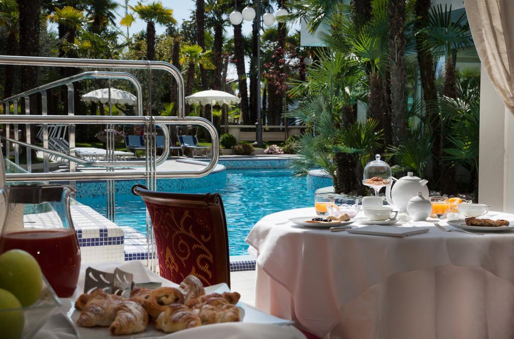 แกรนด์ โฮเทล ตริเอสเต แอนด์ วิกตอเรีย Hotel อาบาโนแตร์เม ภายนอก รูปภาพ The pool at the hotel