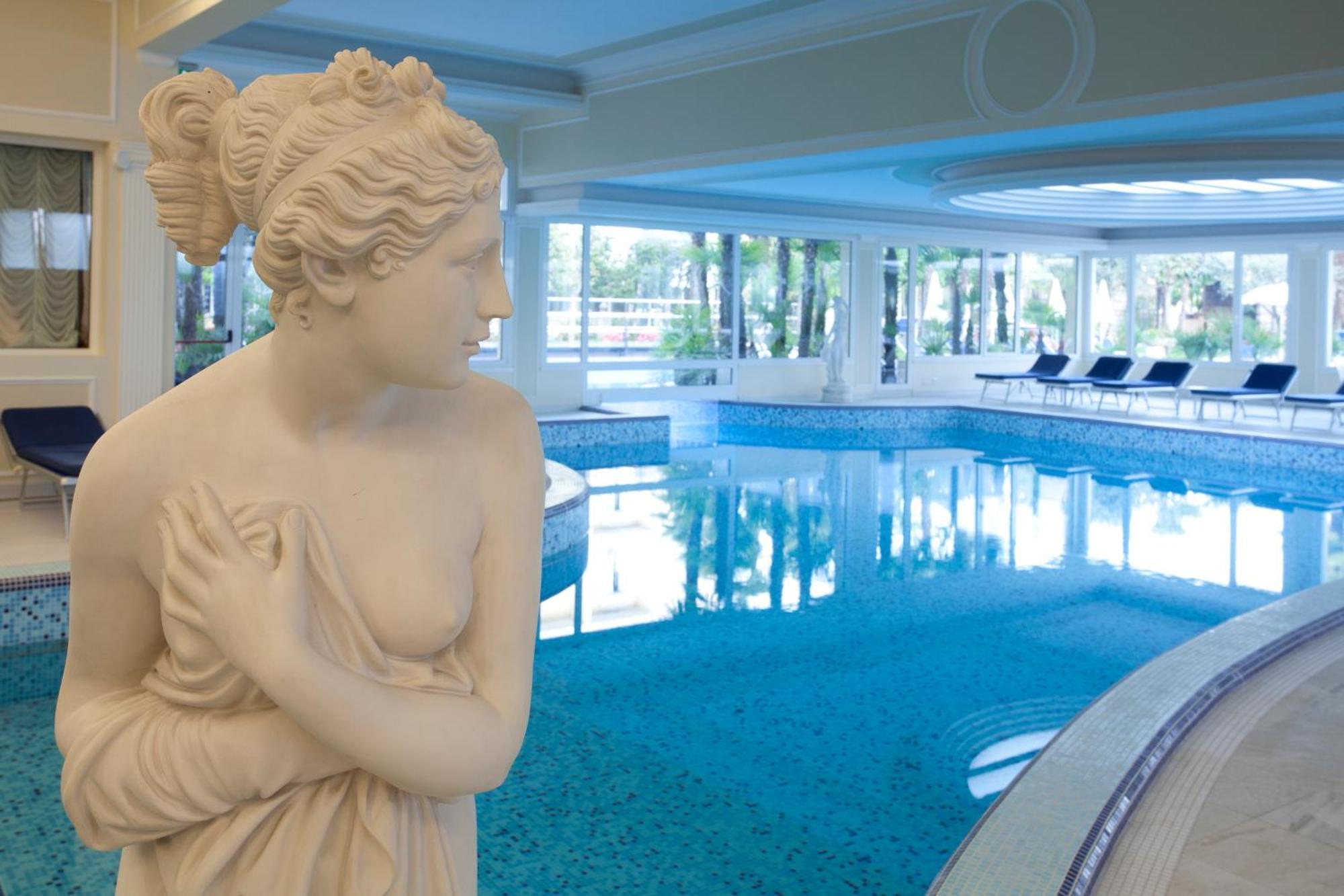 แกรนด์ โฮเทล ตริเอสเต แอนด์ วิกตอเรีย Hotel อาบาโนแตร์เม ภายนอก รูปภาพ The indoor pool at the hotel
