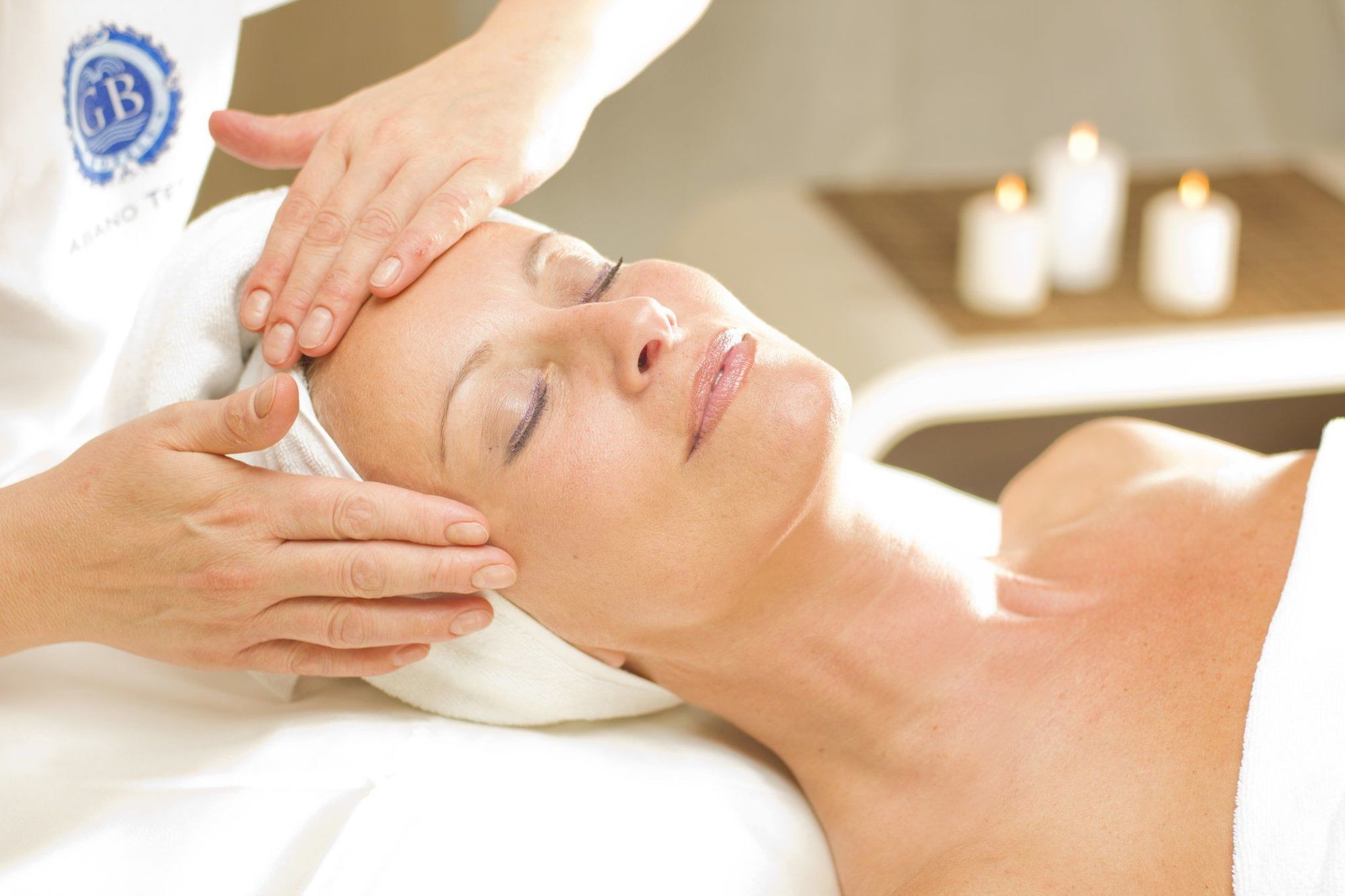 แกรนด์ โฮเทล ตริเอสเต แอนด์ วิกตอเรีย Hotel อาบาโนแตร์เม ภายนอก รูปภาพ A woman receiving a facial treatment
