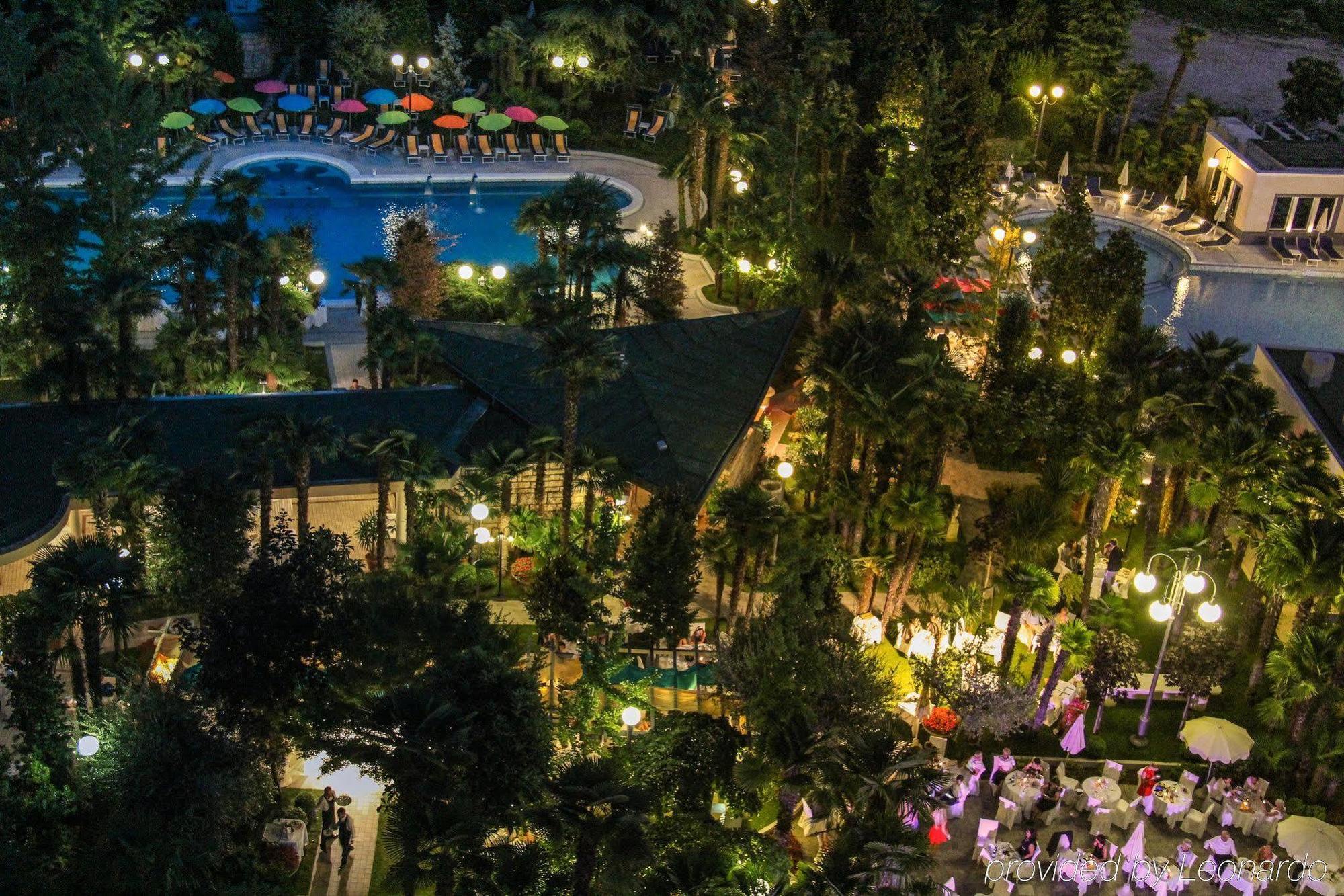 แกรนด์ โฮเทล ตริเอสเต แอนด์ วิกตอเรีย Hotel อาบาโนแตร์เม ภายนอก รูปภาพ The resort at night